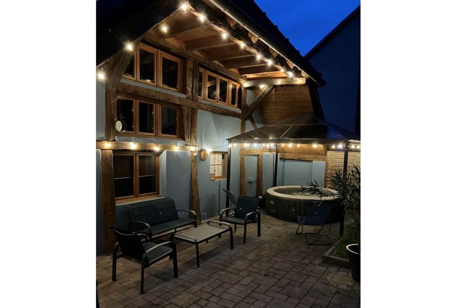 Gite-de-groupe-alsace-vosges-chalet-terrasse-jacuzzi-nuit-guirlande
