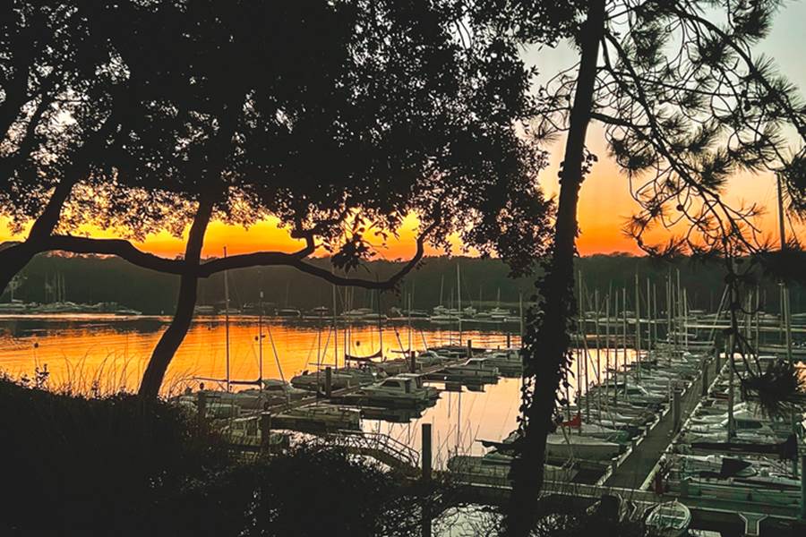 Coucher de soleil sur le Port de Plaisance de Bénodet au pied du Triplex