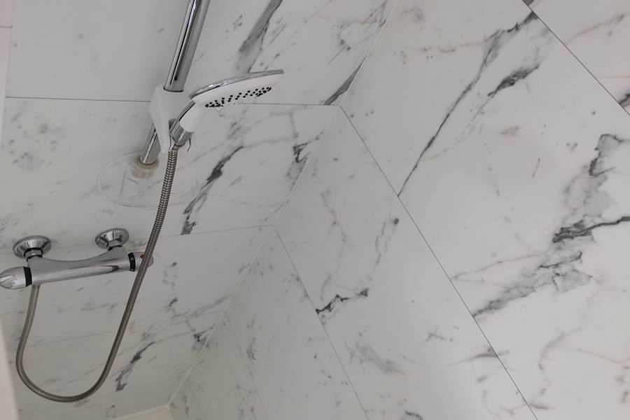 Chambre 4, interieur douche.