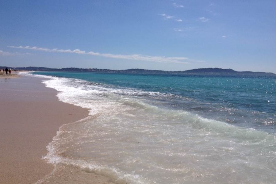Plage de l'Almanarre, vagues et sable fin