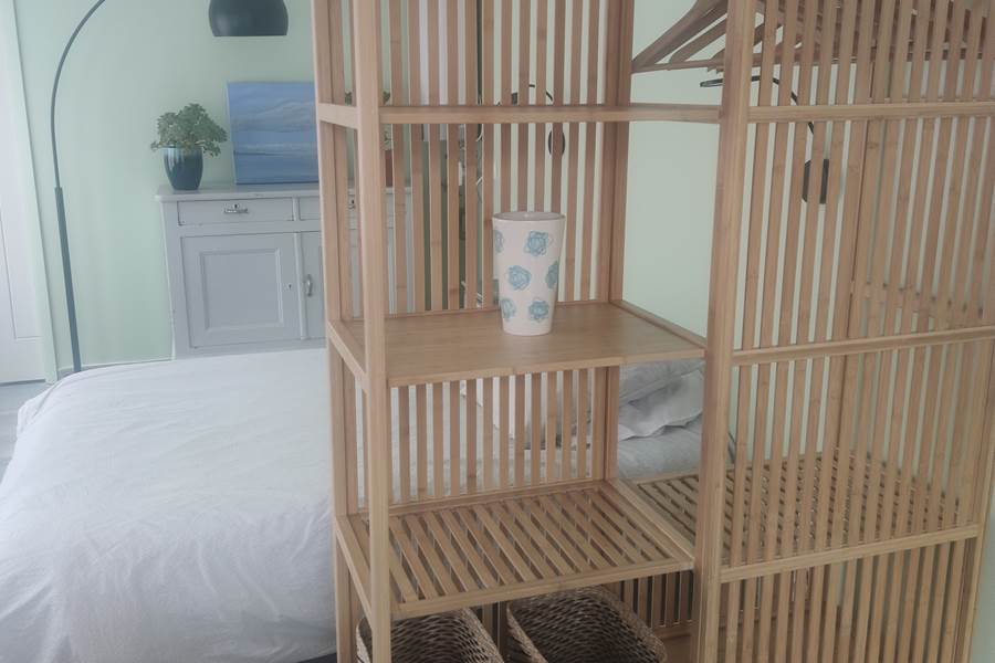 Chambre au style naturel et épuré Lit double, mobilier en bois clair et ambiance douce : parfait pour un séjour reposant au cœur de La Flotte.