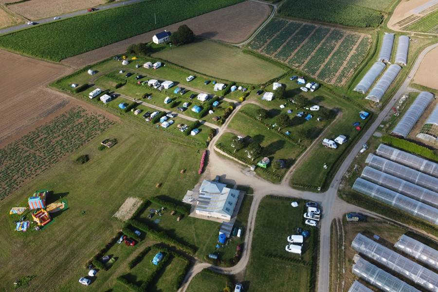 Emplacements avec véhicule (haut de la photo), Emplacements tente (bas de la photo