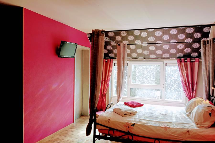 Cette grande chambre reçoit un couple, 2 adolescents, un bébé