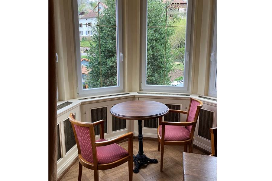 Gite-de-groupe-alsace-vosges-chalet-salle-à-manger-table-ronde