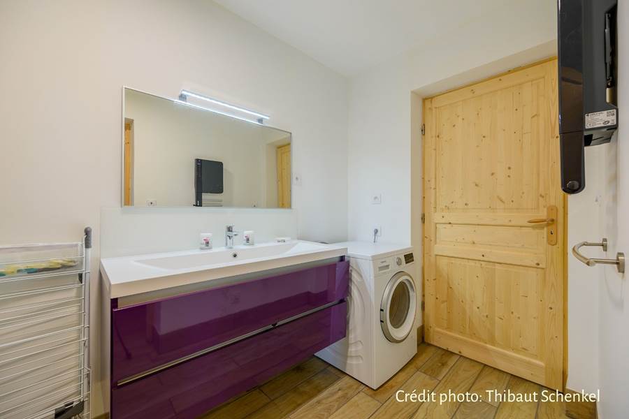 salle de bains et sa machine à laver crédit photo : Thibaut Schenkel