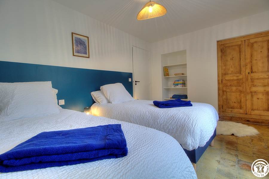 Chambre avec deux lits simples