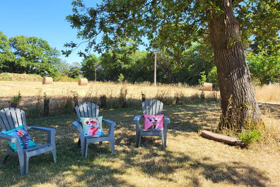 un coin relax pour se détendre dans le jardin en plein nature