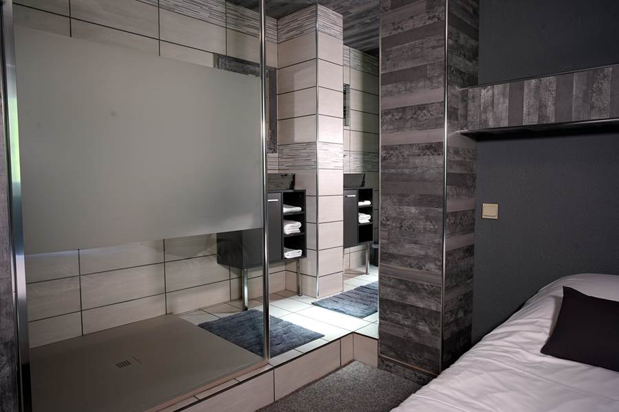 Salle d’eau design noir & gris
