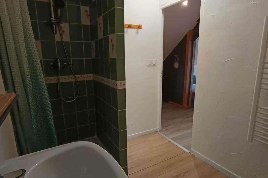 salle-de-douche-étage-gite-chaumiere