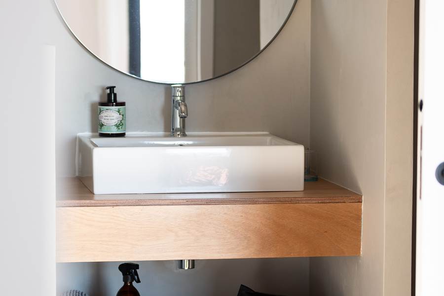 salle de bain chambre rouge