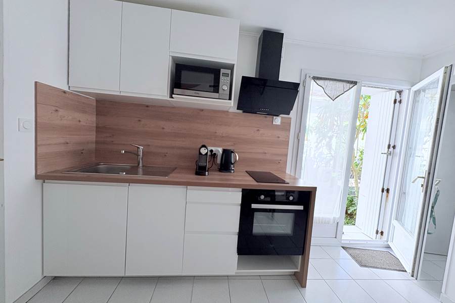 Maison Réthaise 2 – Cuisine pratique et design Un espace clair et parfaitement équipé : four, plaque, lave-vaisselle, micro-ondes. Le confort du quotidien à deux pas du marché médiéval.