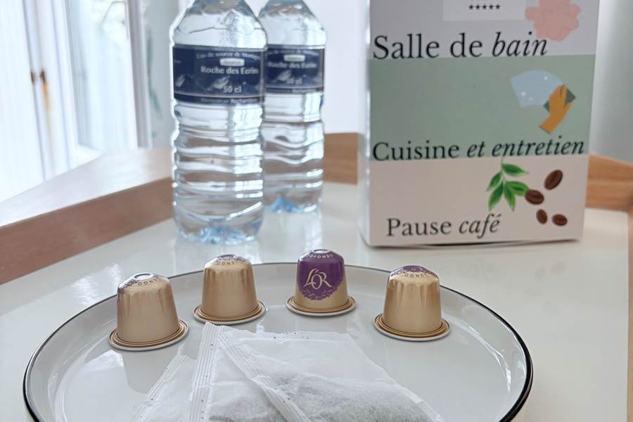 Bienvenue Maison Réthaise 2 – Séjour cosy et graphique Ambiance contemporaine dans un espace bien agencé, parfait pour savourer des moments de détente en centre-ville.