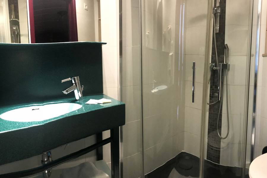 Salle de Bain privative comprenant une douche, un lavabo, un sèche cheveux et toilettes. Savon, shampoing / douche, papier wc, serviettes de main et serviettes de bain.