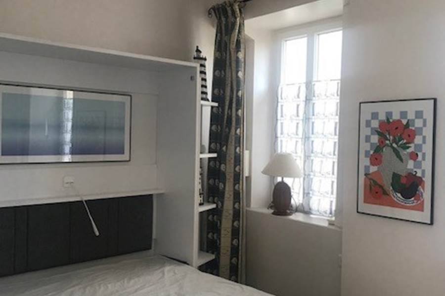 Lit escamotable haut de gamme – Confort maximal Vivez la journée dans un salon, dormez la nuit dans un vrai lit double confortable, le tout dans un cadre soigné et apaisant.