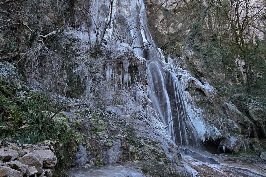 Cascades et ruisseaux en hiver