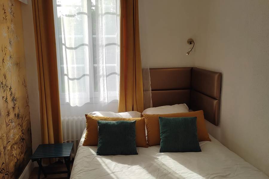 Chambre 2, lit et coussins.