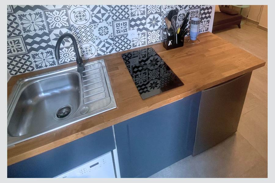 Cuisine du studio – Équipements modernes et ambiance cosy Plaque vitrocéramique, lave-vaisselle, rangements astucieux et décoration soignée pour un séjour sans contrainte au cœur de l’île de Ré.