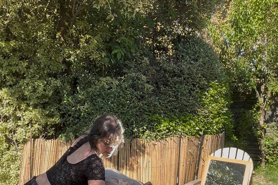 Karen massages Avel di Luna