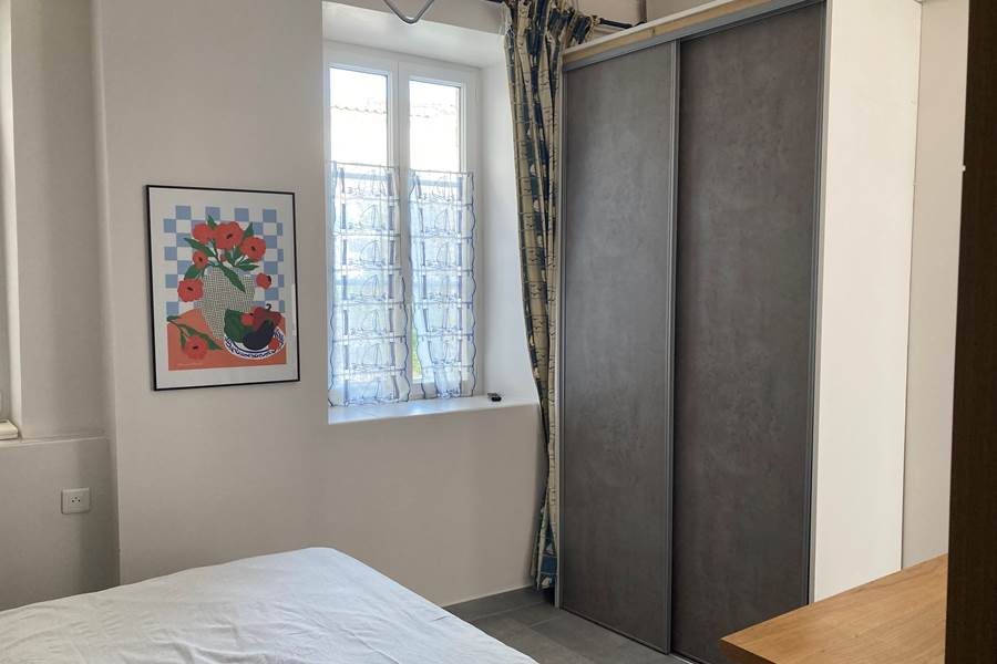 Studio rue du Marché – charme et fonctionnalité au cœur du village Lit escamotable, salle d’eau contemporaine, cuisine équipée et accès au jardin commun : tout est prévu pour un séjour détente à La Flotte.