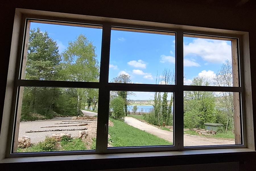 Fenêtre panoramique avec vue sur le lac