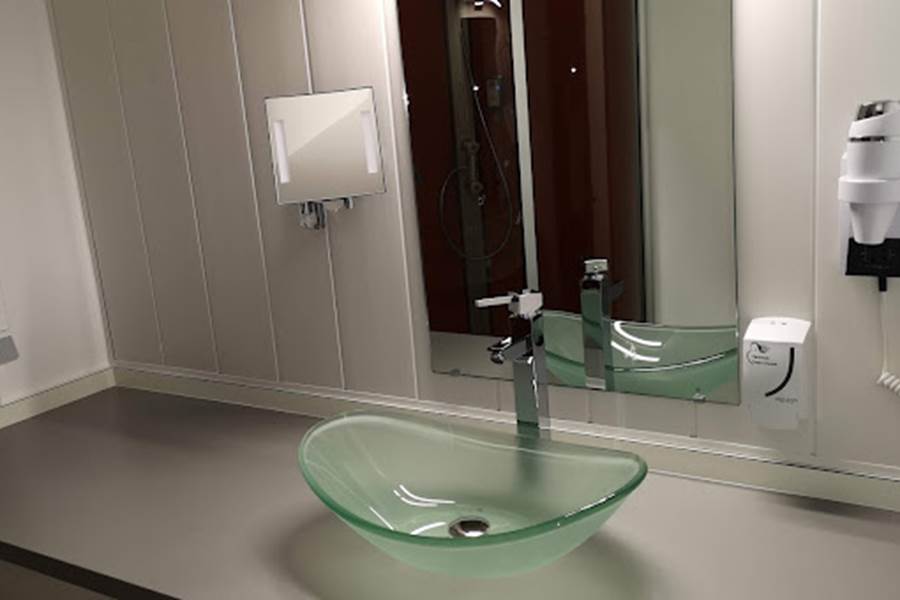 HÔTEL-RESTAURANT-LE-CHEVAL-BLANC-Chambre-quadruple-lavabo