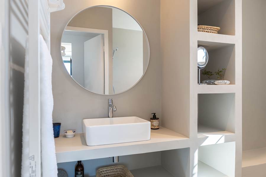 Lavabo salle de bain privée chambre bleue