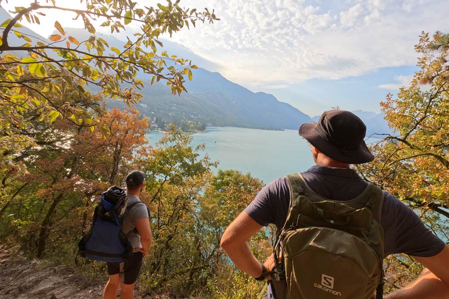 Randonnée dans le roc de chére avant la session sur l'eau en packraft