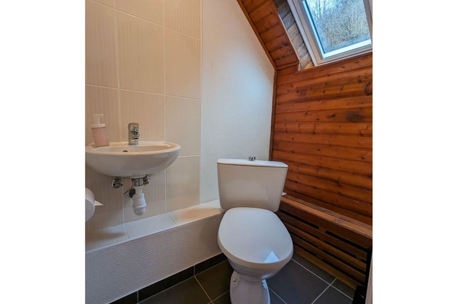 Gite-de-groupe-alsace-vosges-chalet-salle-de-bain-toilettes-trois