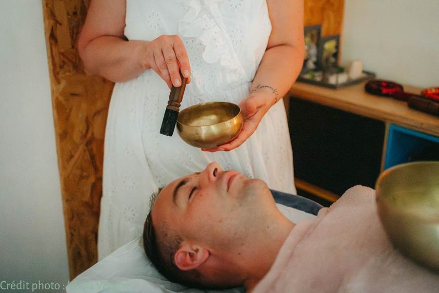 massage énergétique aux bols tibétains : voyage sonore