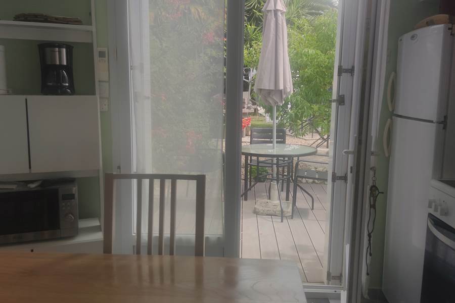 Table avec vue sur la terrasse Une transition naturelle entre l’intérieur et l’extérieur pour savourer chaque instant dans un cadre serein.