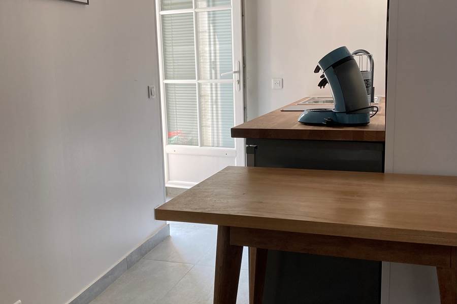 Cuisine du studio – Équipements modernes et ambiance cosy Plaque vitrocéramique, lave-vaisselle, rangements astucieux et décoration soignée pour un séjour sans contrainte au cœur de l’île de Ré.
