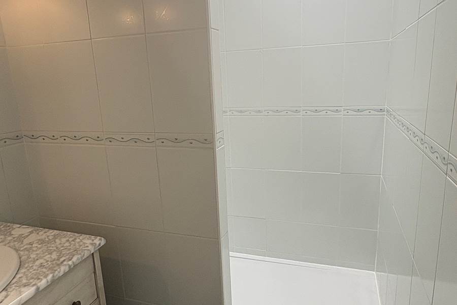 Salle de bain-douche à l'italienne-chambre verte