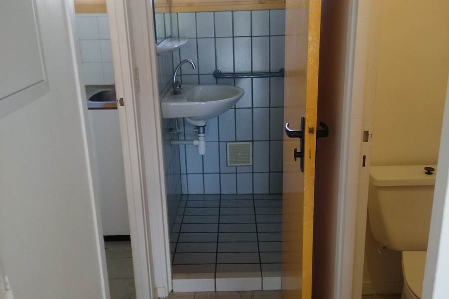 Vue du séjour vers cuisine, salle d'eau & WC