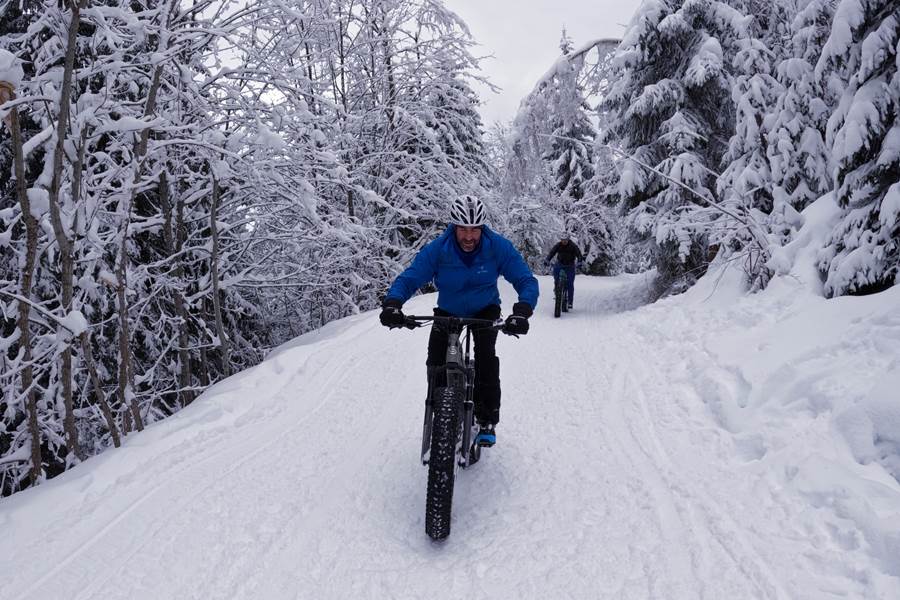 Descente VTT sur neige vers le col de la croix Fry à Manigod