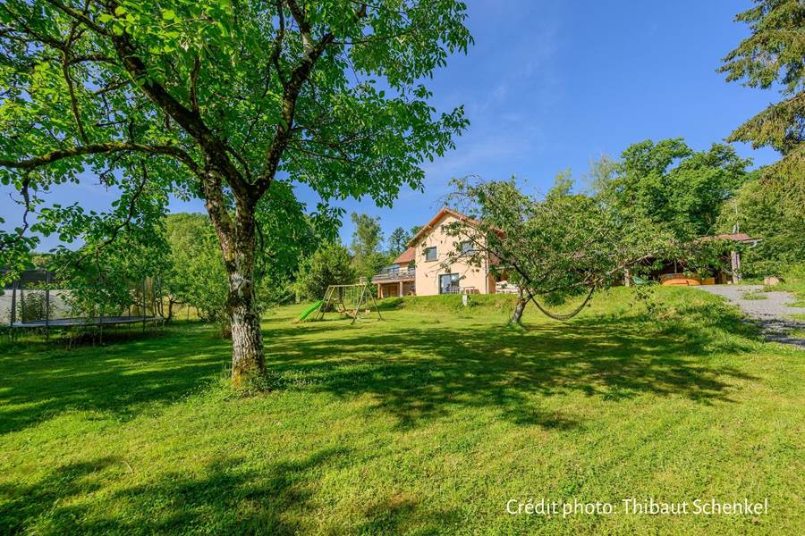 Notre maison d'hôtes située en pleine nature, en bordure de forêt, entourée de bois et de parcs, à 800m du village de Ballay situé à 5 min de Vouziers dans les Ardennes crédit photo: Thibaut Schenkel