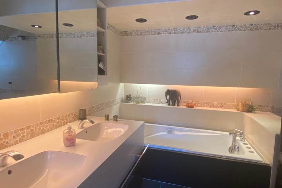 CHAMBRES-GUEBWILLER-Suite-1-Chambre-3-Personnes-Salle-de-Bain