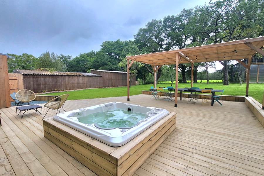 Un jacuzzi 6 places sur la grande teresse en bois de 80m²
