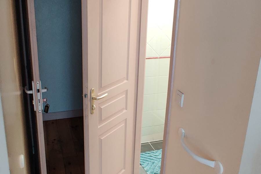 Accès salle de douche chambre d'hôte rouge