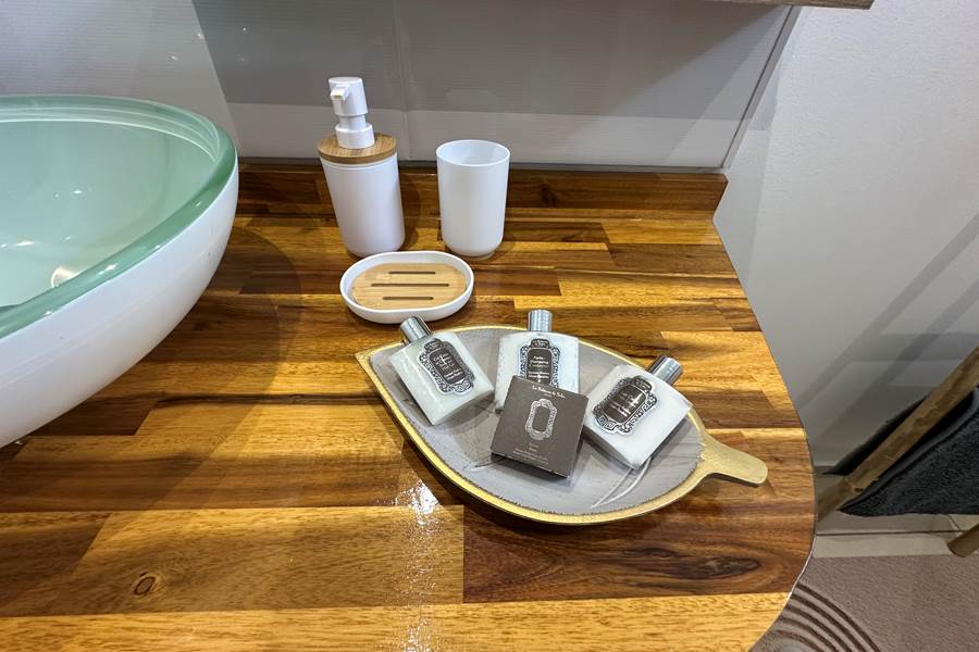 Salle de bain avec produits d'accueil