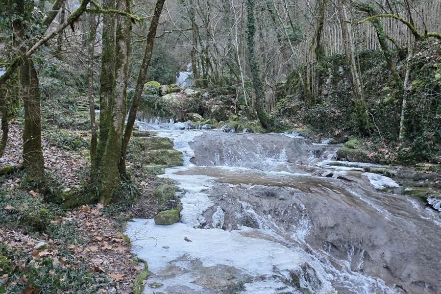Cascades et ruisseaux en hiver