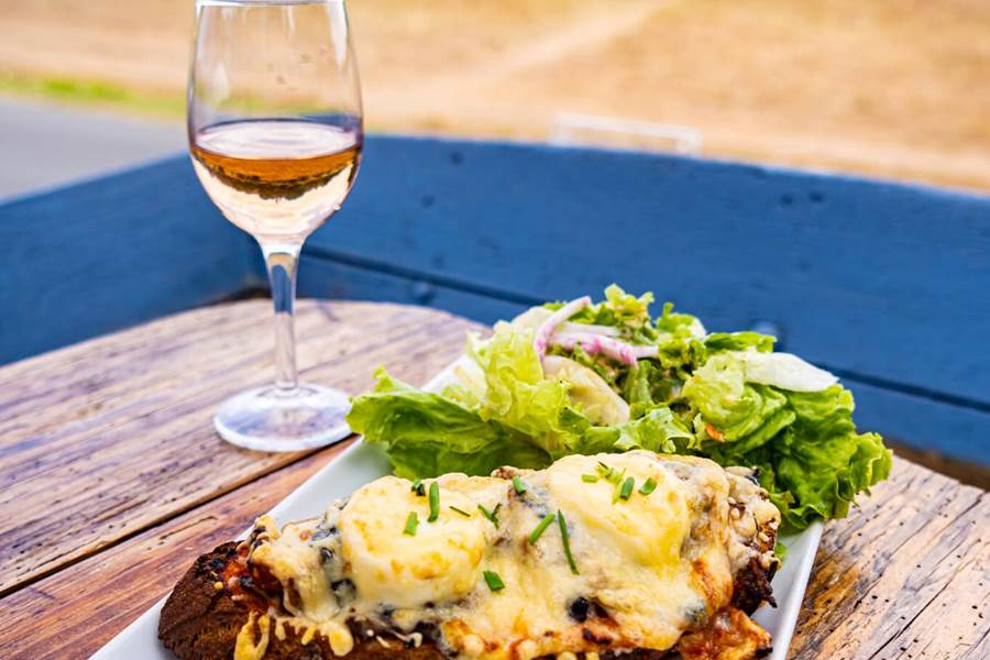 Chez Fou d'Loire, savourez tartines et petits plats à base de produits locaux avec une vue époustouflante sur la Loire.