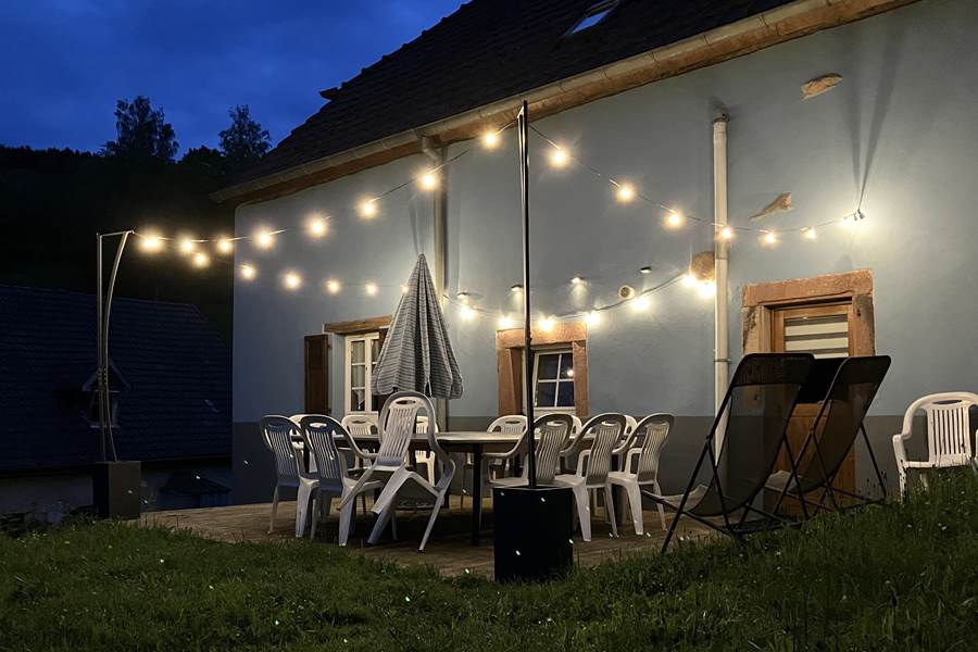 Gite-de-groupe-alsace-vosges-chalet-terrasse-nuit-guirlande