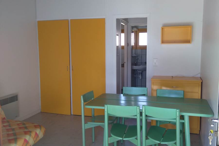 Gite-2 personnes, vue vers couloir avec salle d'eau, WC et cuisine