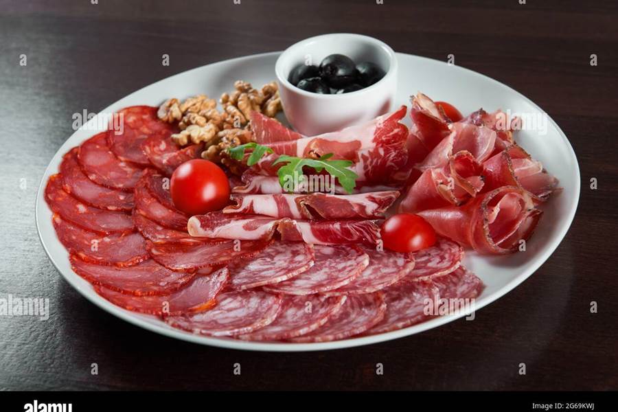 assiette-de-charcuterie-variee-au-restaurant-2g69kwj