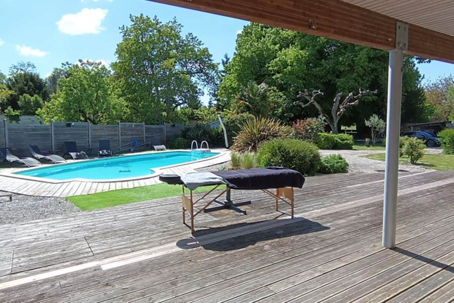 Massage devant la piscine