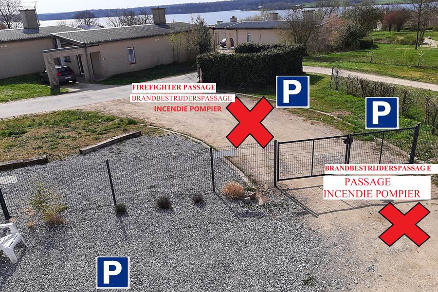 Vue balcon sur lac et parking