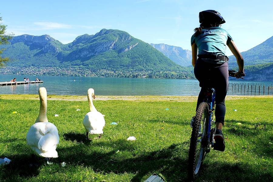 challenge à vélo au bord du lac d'annecy