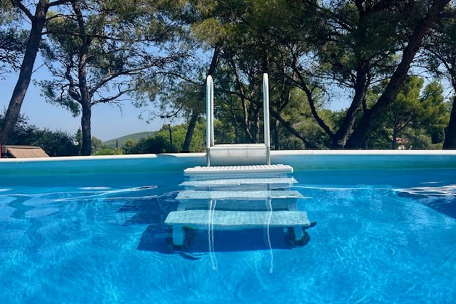 Piscine 8x3 m ouverte de juin à septembre