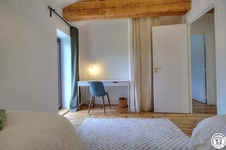 Chambre avec deux lits simples et bureau