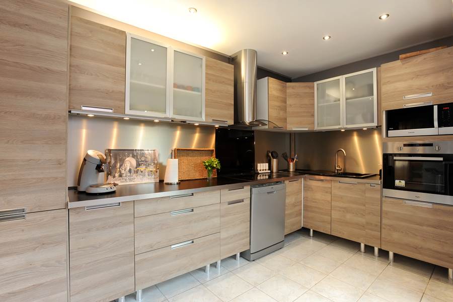 cuisine avec de nombreux rangements